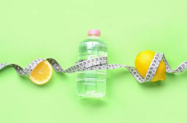 A água com limão realmente ajuda na perda de peso?
