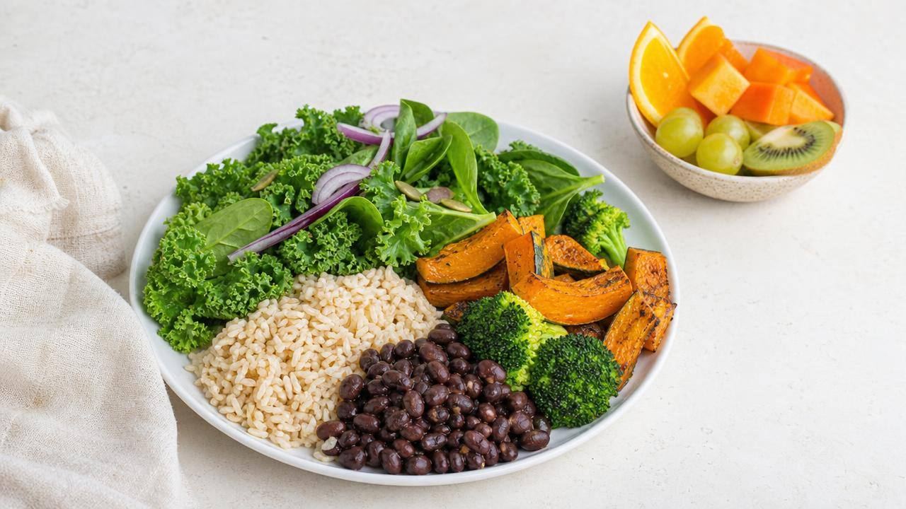 Prato equilibrado com feijão, arroz integral, legumes e frutas representando a dieta Ornish