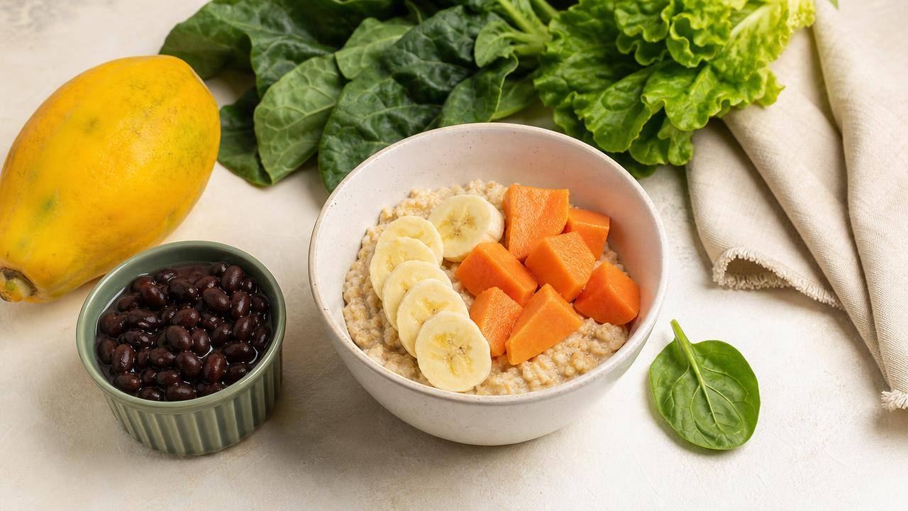 Tigela com aveia, frutas, sementes e feijão, representando alimentos ricos em fibras e saciedade