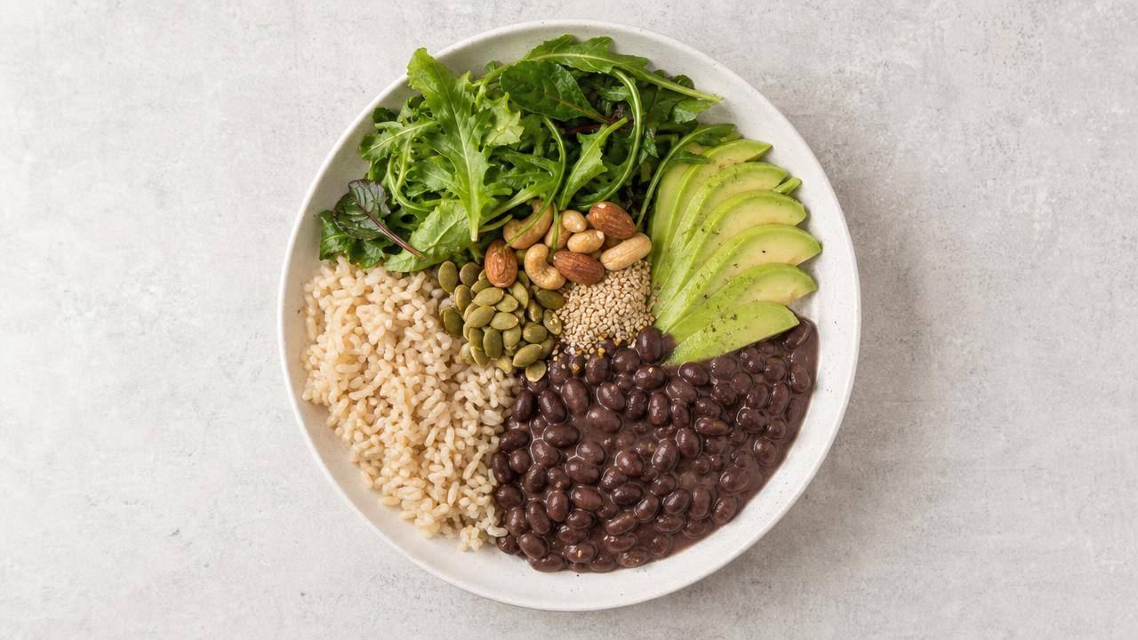Prato equilibrado com feijão, folhas verdes, aveia, castanhas e sementes como fontes de magnésio