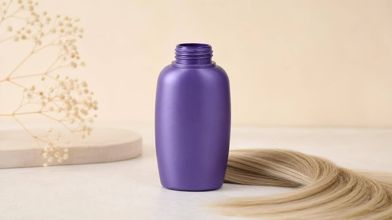 Frasco de shampoo roxo ao lado de mechas loiras saudáveis em composição editorial limpa