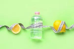 Imagem ilustrativa do artigo A água com limão realmente ajuda na perda de peso?