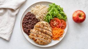 Ilustração de Prato equilibrado com arroz, feijão, salada, legumes e proteína, representando alimentos que ajudam a emagrecer