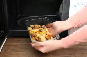 alimentos que não devem ser reaquecidos Ilustração de alimentos que não devem ser reaquecidos