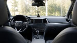 Ilustração de Interior de carro limpo com aromatizante discreto no painel e luz natural