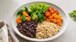 Prato equilibrado com arroz integral, feijão, legumes e folhas em composição limpa