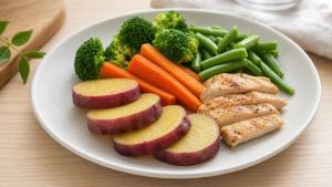 Batata-doce cozida em prato simples com legumes e fonte de proteína