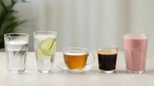 Ilustração de Copo de água, xícara de chá, café preto e vitamina caseira sobre mesa clara