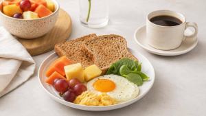 Ilustração de Café da manhã equilibrado com fruta, pão integral, ovos e café em mesa clara