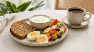 Ilustração de Café da manhã equilibrado com fruta, pão integral, ovo e café em mesa clara