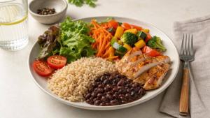 Ilustração de Prato equilibrado com arroz, feijão, frango grelhado, salada e legumes, em composição limpa e editorial.