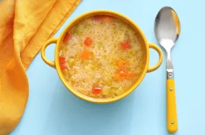 Comer sopa à noite emagrece Ilustração de Comer sopa à noite emagrece