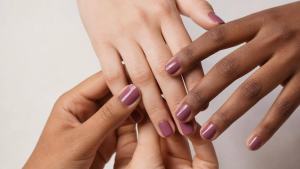 Ilustração de Mãos com unhas curtas esmaltadas em tom ameixa rosado, sobre fundo claro e minimalista