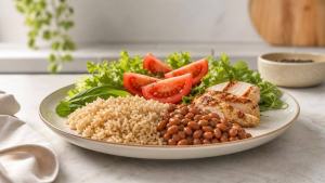 Ilustração de Prato equilibrado com salada de tomate, folhas, feijão, arroz integral e frango grelhado