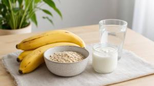 Bananas frescas, aveia e iogurte natural organizados em uma mesa clara para um café da manhã equilibrado