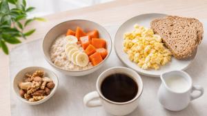 Ilustração de Café da manhã saudável com frutas, aveia, pão integral, castanhas e café em mesa clara