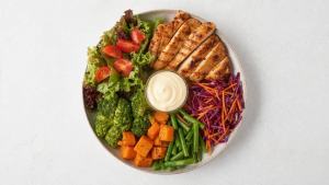 Ilustração de Prato equilibrado com salada, frango grelhado e pequena porção de maionese em pote ao centro