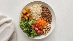 Prato brasileiro colorido com arroz integral, feijão, legumes, verduras e frutas, representando a Dieta da Saúde Planetária