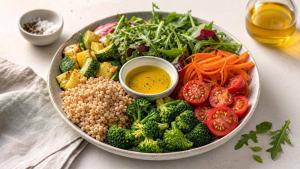 Prato equilibrado com vegetais coloridos, grãos integrais, tomate, folhas e azeite, representando a Dieta de Sonoma