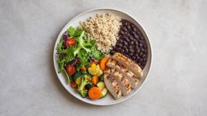 Ilustração de Prato equilibrado com arroz integral, feijão, frango grelhado, salada e legumes