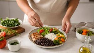 Ilustração de Pessoa montando um prato equilibrado com arroz, feijão, legumes e salada em uma cozinha clara