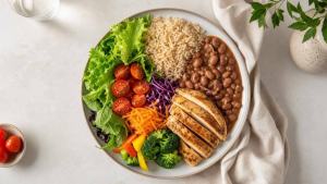 Prato equilibrado com feijão, arroz integral, salada e legumes, representando a dieta do índice glicêmico
