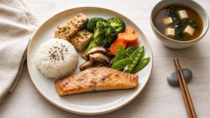 Prato equilibrado inspirado na culinária japonesa com arroz, peixe, legumes e sopa