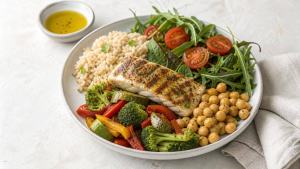 Ilustração de Prato mediterrâneo equilibrado com salada, grão-de-bico, peixe grelhado, arroz integral e azeite