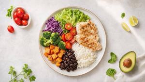 Ilustração de Prato equilibrado com vegetais, proteína e alimentos frescos em composição limpa