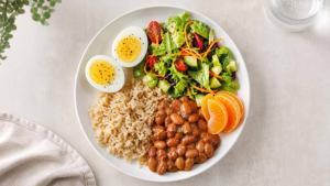 Ilustração de Ovos cozidos, salada colorida e alimentos naturais organizados em uma mesa clara