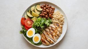Ilustração de Prato equilibrado com fontes de proteína, legumes e alimentos naturais em composição editorial limpa