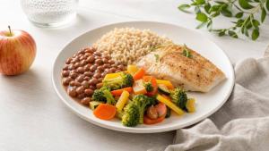Ilustração de Prato equilibrado com arroz, feijão, peixe, legumes e frutas representando alimentação para tireoidite de Hashimoto