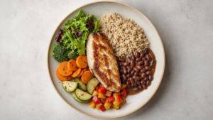 Ilustração de Prato equilibrado com legumes, feijão, arroz integral, salada e peixe, representando dietas saudáveis