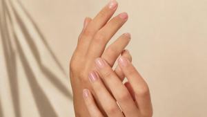 Ilustração de Mãos com unhas naturais esmaltadas em tom nude suave, em composição limpa e elegante