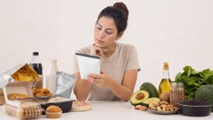 Embalagens de alimentos e ingredientes naturais em uma mesa, representando a escolha consciente entre gorduras trans e saturadas