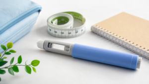 Ilustração de Caneta aplicadora de medicamento injetável ao lado de itens de acompanhamento de saúde, em composição limpa e profissional