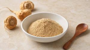 Ilustração de Pó de maca peruana em uma tigela pequena com colher de madeira, em composição limpa e editorial