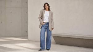 Ilustração de Pessoa usando jeans de cós baixo com camiseta branca e blazer em visual urbano minimalista
