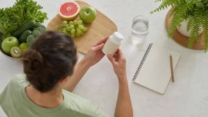 Ilustração de Pessoa analisando rótulos de suplementos e alimentos frescos sobre uma bancada clara, representando escolhas seguras para emagrecer