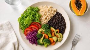 Ilustração de Prato equilibrado com feijão, arroz integral, vegetais e frutas, representando saúde intestinal e saciedade