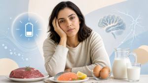 Ilustração de Pessoa adulta sentada com expressão de cansaço e ilustração discreta de alimentos fontes de vitamina B12 ao redor