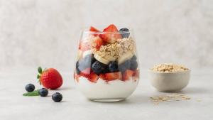Ilustração de Taça com iogurte natural, frutas vermelhas e aveia como opção de sobremesa equilibrada