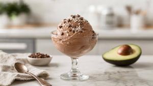 Taça com sorvete low carb de cacau e abacate, decorada com coco sem açúcar