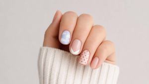 Ilustração de Mão com unhas decoradas para iniciantes em estilos de nuvens coloridas, traços minimalistas e poás